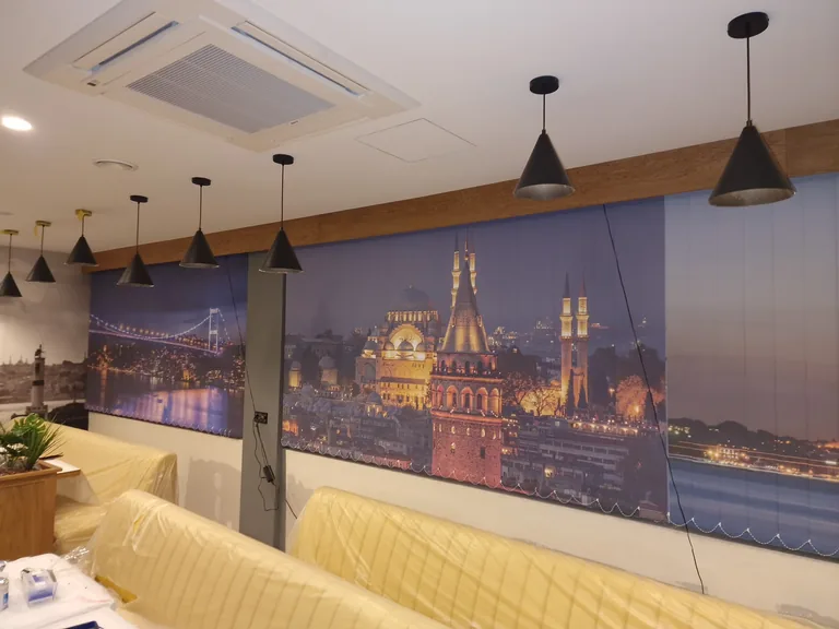 Bedruckte Vertikallamellen mit einer nächtlichen Stadtansicht von Istanbul in einem Gastraum